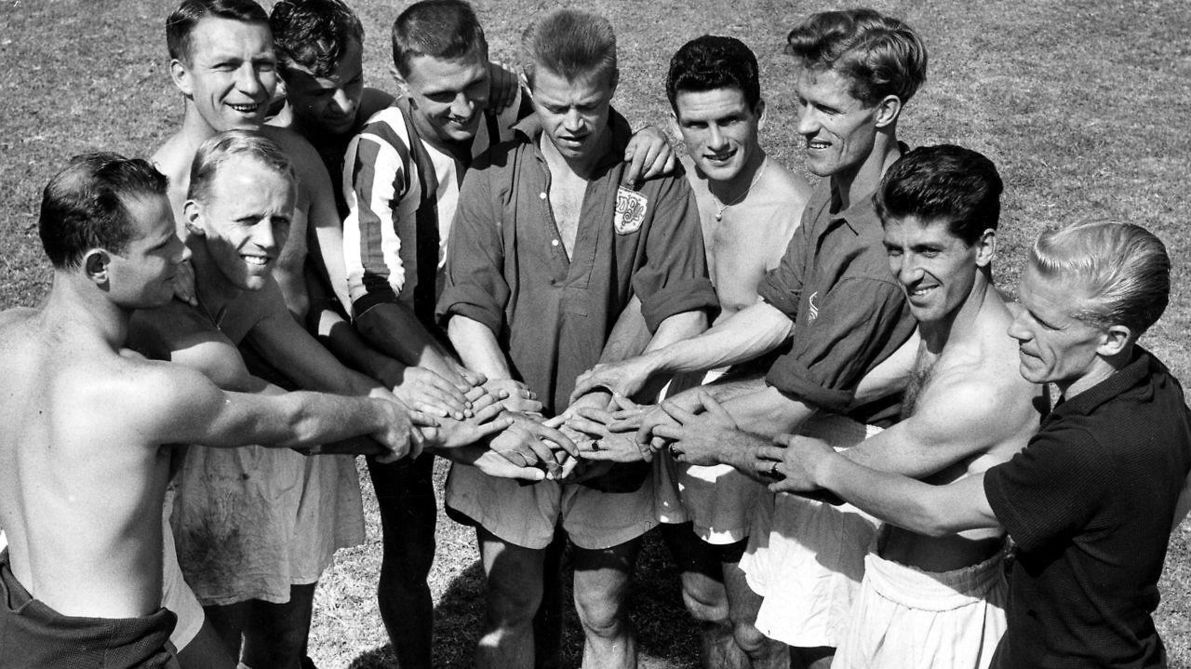 Poul Pedersen (næstlængst til højre) sammen med resten af holdkammeraterne før OL-semifinalen i 1960, hvor Danmark besejrede Ungarn 2-0. Fra venstre: Jørn Sørensen, Henning Enoksen, Henry From, Harald Nielsen, Flemming Nielsen, Poul Jensen, Tommy Troelsen, Hans Christian Nielsen, Poul Pedersen, Bent Hansen. Det var i denne kamp Henry From reddede et straffespark efter at have placeret sit tyggegummi på den ene stolpe. Foto: Willy Lund